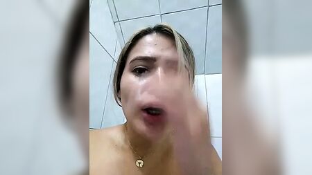 A Sara tem um orgasmo na paragem de autocarro