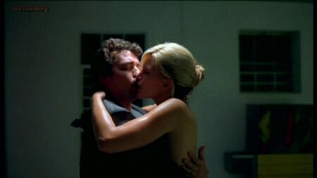 Natasha Henstridge nua - Secon Skin (2000)