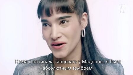 Sofia Boutella levanta-se da cama fazendo uma ponte