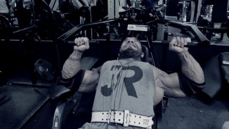 Sergio Oliva Jr. treina o peito