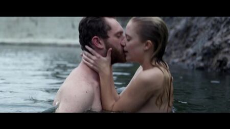 Maika Monroe Nua – Bokeh (2017) HD 1080p Ver Online / Maika Monroe – Bokeh