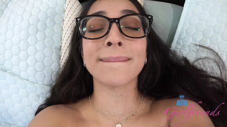A amadora Madison Wilde, de óculos, a ser lambida na rata e a chupar um pénis em POV