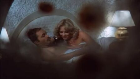 Sybil Danning no papel de Brenda numa cena do filme «O Dia da Cobra» (1980)