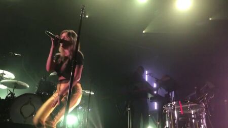 Tove Lo em topless - Talking Body [AO VIVO] 2017