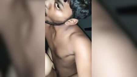 O jovem casal está a fazer sexo
