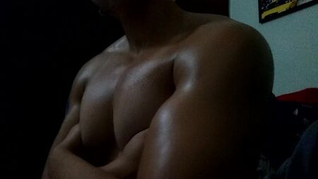 Jovem FBB com peitorais enormes