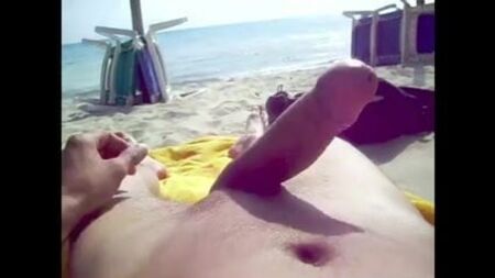 Ereção na praia de nudismo