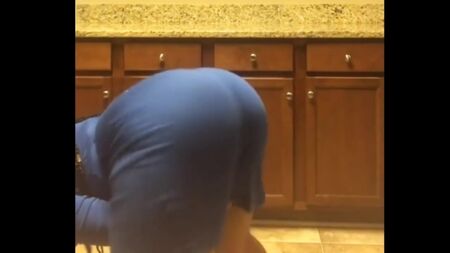 Mizz TwerkSum a dançar twerk como uma louca | WSHH _ worldstarcandy