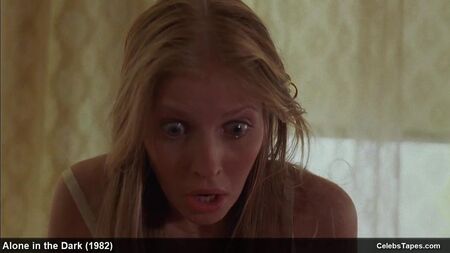 Cenas de cinema com a atriz loira Carol Levy em topless e em lingerie