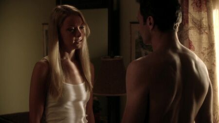 Rachel Skarsten nua - Transporter: A Série, 1.ª temporada, episódio 3 (2012) HD 1080p