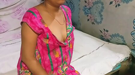 A senhora bengali indiana Tumpa faz sexo com o marido, que lhe vem dentro da vagina