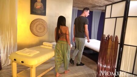MÃE ADOTIVA: Massagem tailandesa e sexo apaixonado com uma MILF asiática cheia de tesão