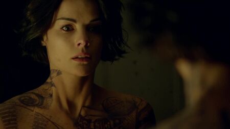 Jaimie Alexander nua - Blindspot (2015) - 1.ª temporada, 1.º episódio (1080p)