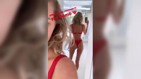 Elsa Hosk de biquíni e cuecas, selfie