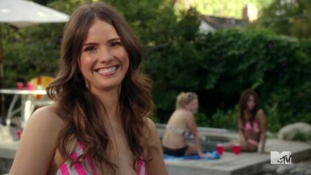 Shelley Hennig Sexy - Zach Stone Vai Ficar Famoso (2013) T1, Ep. 2-4 Ver Online