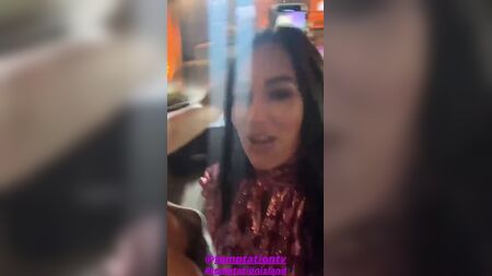 O mamilo de Nikki Bella ficou à mostra numa selfie com Brie Bella