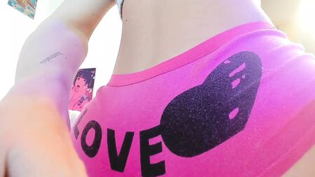 Close-up de cuecas molhadas: fetiche pelo «camel toe»