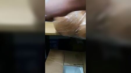 Rapazes paquistaneses a brincar com o rabo de uma boneca sexual