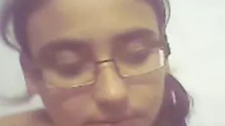 Estudante universitária indiana a divertir-se com o namorado
