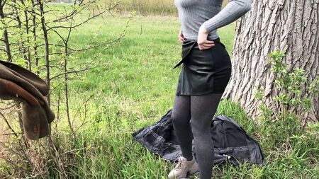 Rapariga de calções de couro sensuais faz sexo oral ao ar livre e engole esperma