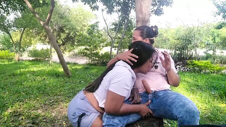 Eu e o meu melhor amigo começámos a brincar com um pénis de plástico no parque público