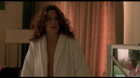 Erin Daniels (cenas de nudez de Erin Daniels em «One Hour Photo», 2002)
