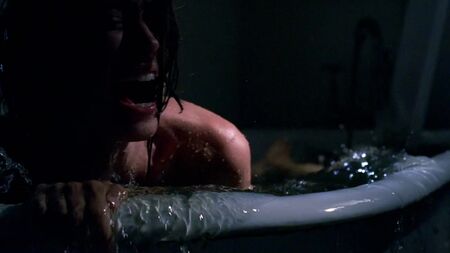 Amy Acker nua - Supernatural (2005) 1.ª temporada, episódio 3