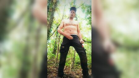 Mijar com a pila dura e esperma nas árvores