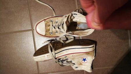 Ejaculações em uns ténis Converse brancos sujos