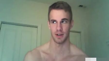Homem atraente e heterossexual na webcam com áudio
