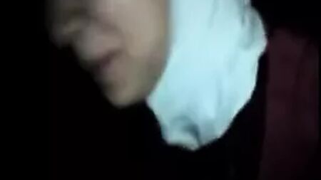 Vagabunda árabe de hijab com o namorado no carro