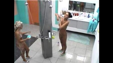 Big Brother 4 Polónia - Paulina W, Kasia S nuas - no duche (2007)