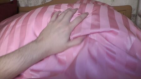 Esfregar secretamente até acabar num creampie indesejado e escondido na vagina!