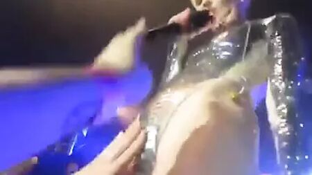 A atrevida Miley Cyrus deixa os fãs tocarem-lhe na rata