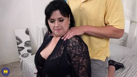 Mulher madura, peituda e com curvas naturais chupa e fode um rapaz jovem