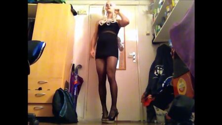 A sensual Sasha com um vestido preto