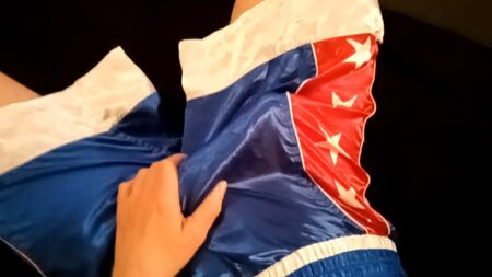 masturbação com esperma em boxers de cetim