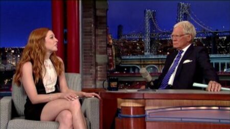 Rachelle Lefevre fica com o rosto corado