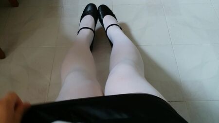 Teaser de sapatos Mary Jane pretos com collants brancos