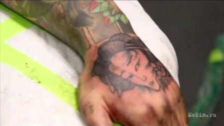 Tatuagem de rostos japoneses na mão - Máquinas de tatuagem McSim - Máquinas de tatuagem Excalibur