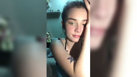 Rapariga sensual a tirar selfies de sutiã.mp4