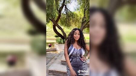 Niecy Nash exibe os seios fartos