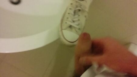Ejacule nos ténis Converse All-Star brancos da enfermeira enquanto ela está a trabalhar