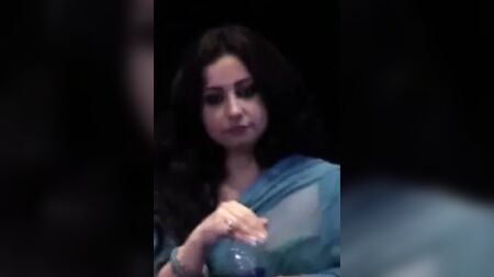 Divya Dutta a exibir os seus seios grandes em público