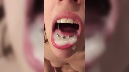 Uma rata nojenta dá uma boa dentada numa porção espessa e grumosa de cola