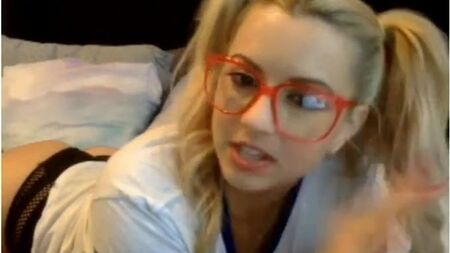 A Lexi Belle conversa na webcam