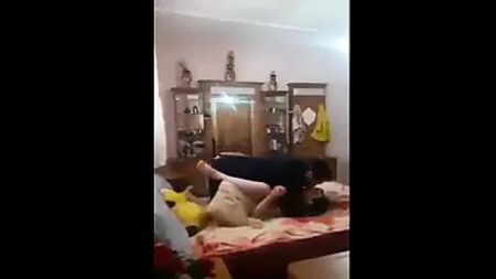 está a foder a cunhada que ainda anda no liceu