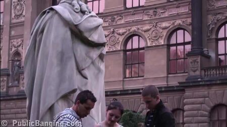 Adolescente gira a foder em plena rua, junto a uma estátua famosa