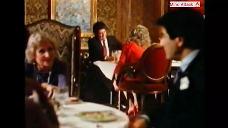 O jogo dos pés debaixo da mesa no restaurante