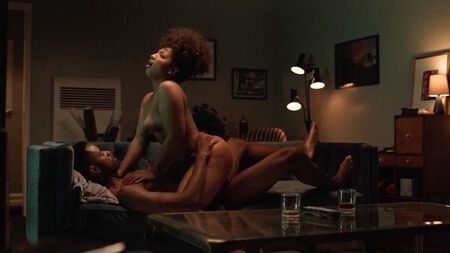 Cena de sexo com Alison Law da série «Insecure» no ScandalPlanetCom